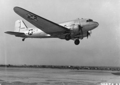 Самолёт Дуглас С-47 «Скайтрэйн» (Douglas C-47 Skytrain), которые в т. ч. перегонялись 8 транспортным авиационным полком.