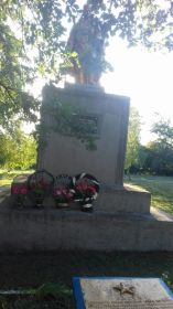 Памятник с братской могилой