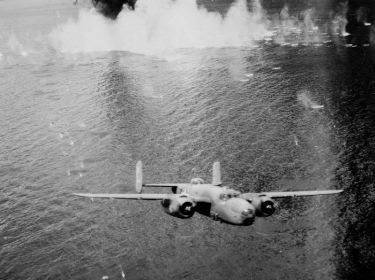 Бомбардировщик B-25D «Митчелл» (North American B-25D-10 Mitchell), которые в т. ч. перегонялись 4 перегоночным авиационным полком.