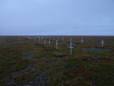 Мемориал лётчикам в т. ч. 2 перегоночного авиац. полка: РОССИЯ: Дальневосточный федеральный округ, Чукотский национальный округ, Иультинский район, эскимосское национальное село Уэлькаль.