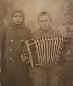 Младший сын Пётр и дочь Нина (умерла от возвратного тифа в 1947 году)