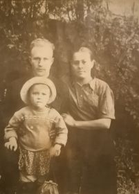 Сын Пётр со старшей сестрой Анастасией и младшей Валентиной
