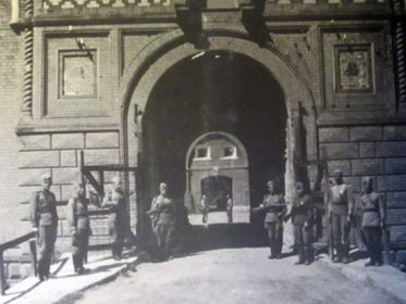 1944 г. Советские воины у главного входа в Демблинскую крепость ( https://clck.ru/XtKyB ).