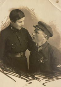 Старший лейтенант ЧЕРЕНКОВ Н. С. с супругой.