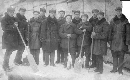 Снежные военные зимы. Раковский А.Я и его однополчане за расчисткой от снега гаража.