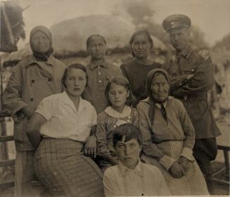 В кругу семьи (1-я слева), с. Вертуновка, фото кон. 1930-х