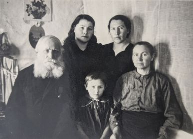 В кругу семьи. В нижнем ряду: Дмитрий Силантьевич Авдошин, отец, Татьяна- дочь, бабушка Аня-мама, во втором ряду: Зинаида - сестра, Е.Д.Авдошина - кон.1950-х гг.