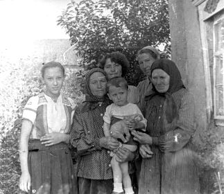 Семья, с. Вертуновка, кон. 1950-х. В первом ряду: Таня - дочь, мама с внуком Сашей, бабушка Ариша; во втором ряду: Зинаида-сестра, Е.Д. Авдошина