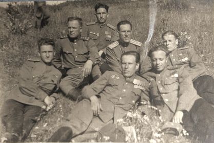 Д.И. Котов в центре с сослуживцами, 1945 г.