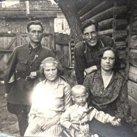 Д.И. и А.И. Котовы с сыном Костей с друзьями, 1933-34 гг.