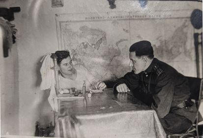Д.И. Котов беседует с раненым в госпитале, 1942-43 гг.