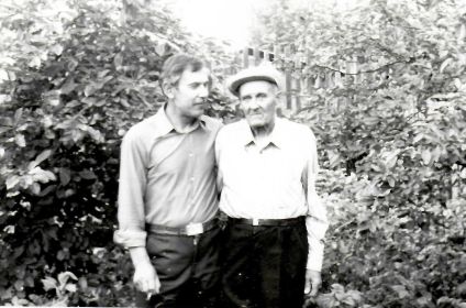 Слева-направо: Снопок Николай Дмитриевич(13.04.1944-17.01.2020) и Снопок Дмитрий Антонович (1912 г.р) Сын и отец.