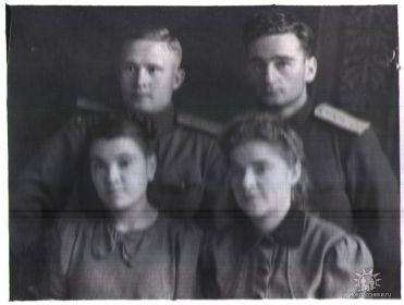 Друзья детства: Гвардии лейтенант Смагина Г. А., с супругой (слева), гвардии старший лейтенант Чернакова Я. М, с двоюродной сестрой.