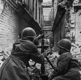 Авторское описание: “Расчет советского 50-мм ротного миномета (образца 1940 г.), во время боев в Сталинграде.”.