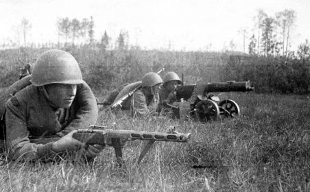 Авторское описание фотографии: "Расчет советского пулемета «Максим» на позиции, под пригорком.".