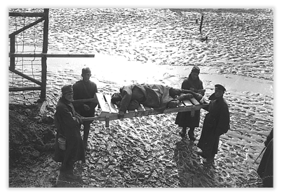 Цайтхайн 1941/42. Перевозка на носилках больного или истощенного советского военнопленного, снято со сторожевой башни.