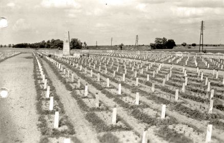 Лето 1945г. Индивидуальные могилы советских военнопленных на территории почётного кладбища в Цайтхайне.