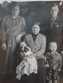 Фото 1939 года. Баев Александр Иванович, с супругой Баевой (Безгодовой) Ольгой Григорьевной, с тёщей Безгодовой К. Г. и сыновьями Виктором и Анатолием.