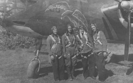 36 мтап. Экипаж капитана Ильюшкина Г. И. (1-й слева) на фоне Дуглас A-20 «Бостон» (Douglas A-20 Boston). Большая заплатка на фюзеляже - последствия разрыва зенитного снаряда.
