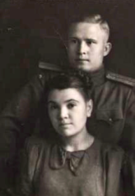 Гвардии лейтенант СМАГИН Г. А. с супругой Натальей?