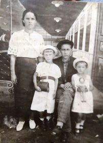 семья Марины - прадед Сергей, прабабушка Анна и бабушка Валя (с редикюлем в руках) и бабушка Нина