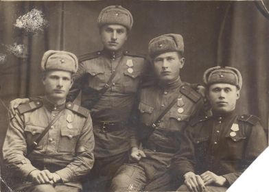 Старшина Павел Павлович Шалалыгин (3-й слева) с сослуживцами, 1945 год, г. Ленинакан