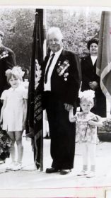 Карандин Тимофей Георгиевич с внучками Наташей и Леной