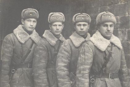 Старшина Павел Павлович Шалалыгин (1-й слева) с сослуживцами, г. Ленинакан