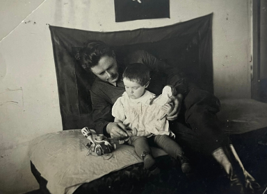 Старший лейтенант ЧЕРЕНКОВ Н. С. с дочерью.