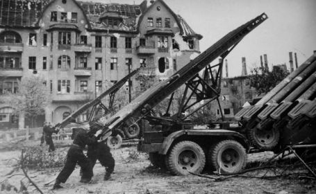 Советские артиллеристы готовят к залпу реактивный миномет БМ-13 «Катюша» в Берлине.