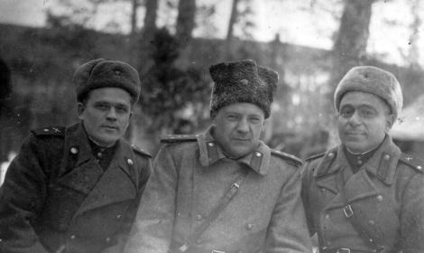 1945, февраль. Гвардии полковник ИТЕНБЕРГ Е. Г. (справа) с командиром 60 гвардейской дивизионой артиллерийской бригады гвардии полковником ВЕРЖХОВСКИМ ДМИТРИЕМ ВИКТОРОВИЧЕМ? (в центре).
