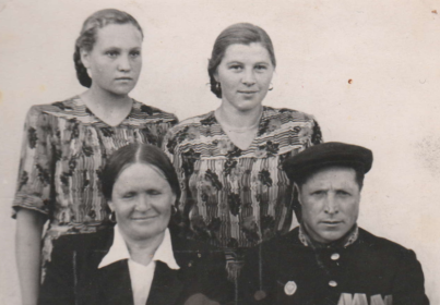 Надежда Васильевна (сверху слева) с родными в молодости