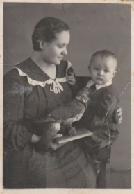 Надежда Васильевна (в молодости) с крестником Николаем Косурирым