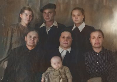Надежда Васильевна (сверху справа)с родными (1950-е)