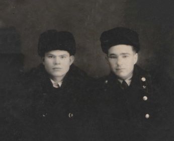 Чиркин Александр Петрович (слева) с товарищем