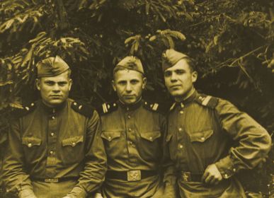Чиркин Александр Петрович (слева) во время службы в армии