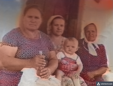 Надежда Васильевна (в цетре) с дочерью Еленой на руках и родными (1960-е)