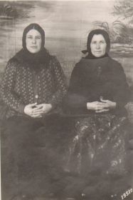 Справа её мама Зуляйха Гельмановна