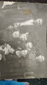 Семья Серебренниковых, в центре фото ветеран войны.
