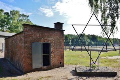 Кonzentrationslager Штуттгоф (Stutthof). Тысячи погибли в этой газовой камере, где травили горчичным газом, с 1942 перешли на "Циклон-Б" ("pikabu": http://surl.li/fprjg ).