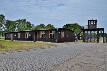 Кonzentrationslager Штуттгоф. Лагерные ворота (Stutthof; "pikabu": http://surl.li/fprjg ).