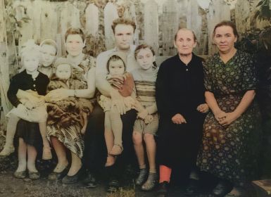 Анастасия Ефимовна Федорова со своими родными (2-я слева), 1963 г.