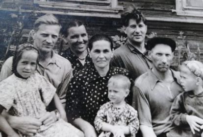 Михаил Павлович в кругу родных и друзей у построенного им дома в деревне Заборки