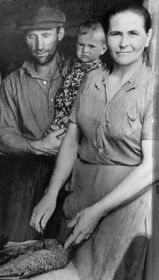 Михаил Павлович с супругой Анной Михайловной и дочерью Лидией