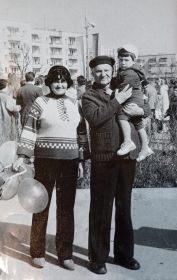Папа с мамой и старшим внуком. 1985г