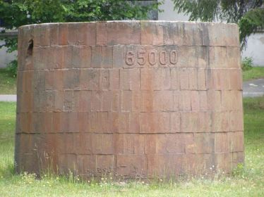 Stalag VI K (326). Памятник - литой из чугуна цилиндр. Вес его составляет 65000 кг (по числу жертв).