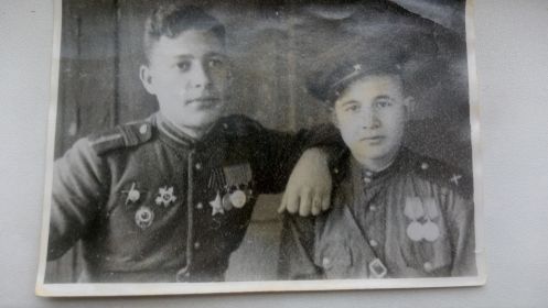 Со старшиной-разведчиком Тангиевым В.Г.1945-после Парада Победы в Москве