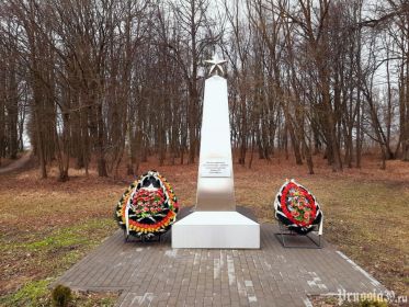 РОССИЯ, Калининградская область, Пригородное, март 2021 год. Памятный знак узникам лагеря Офлаг-52 (офлаг 52; Prussia39.ru: https://clck.ru/afKdz ; фотографию добавил: zimmerbude).