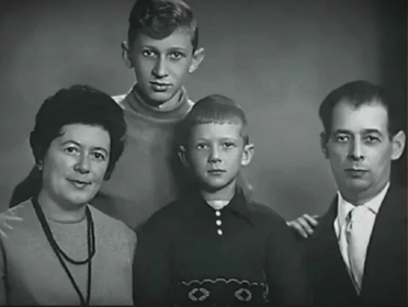 Гвардии полковник ЧУБАЙС Б. М. с семьёй: женой Раисой Ефимовной (Раисой Хаимовной Сегал), детьми: Игорем (1947 г. р.), Анатолием (1955 г. р.).