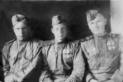 Гордеев Иван Степанович с боевыми товарищами(в центре)